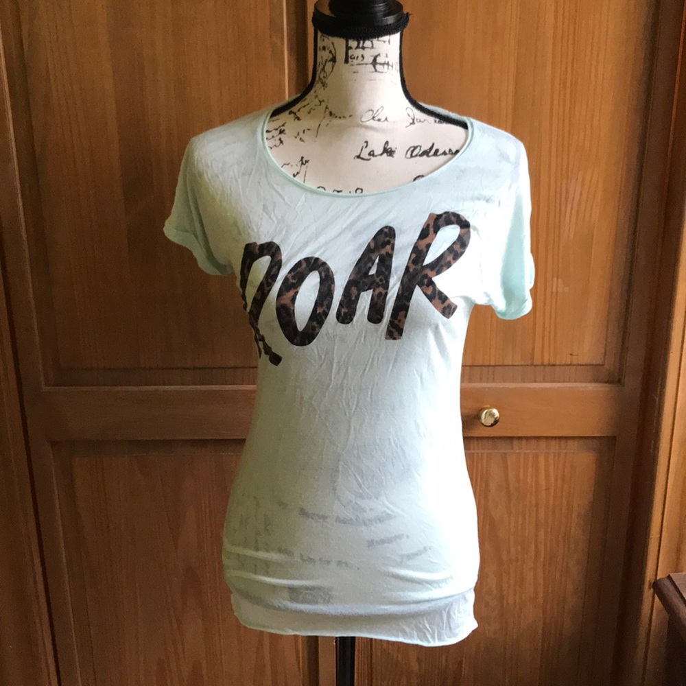 💕vs pink roar tee. S.